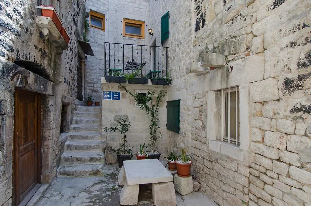 Apartments Kaja Traù